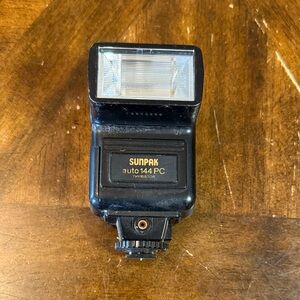 Sunpak Auto 144 PC thyristor Flash - Black untested as is